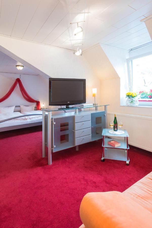 Moselromantik-Hotel Zum Loewen Эдигер-Эллер Экстерьер фото