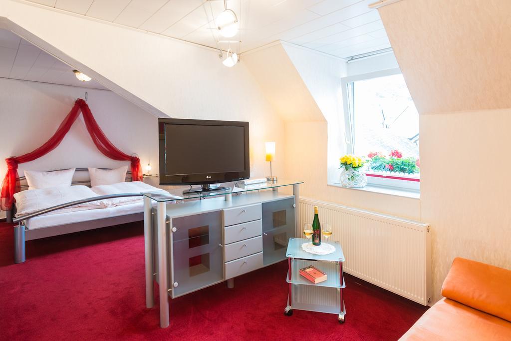 Moselromantik-Hotel Zum Loewen Эдигер-Эллер Экстерьер фото
